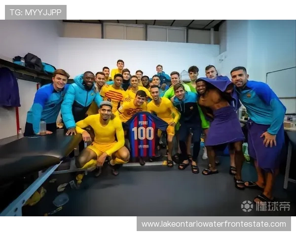 布斯克茨迎来迈阿密国际百场里程碑 与全队合影纪念这一重要时刻