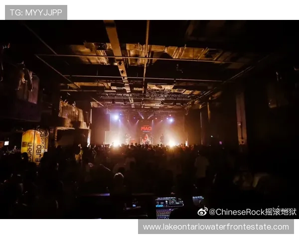 米兰球衣吸睛谢文能首次体验华云龙livehouse演出现场气氛热烈